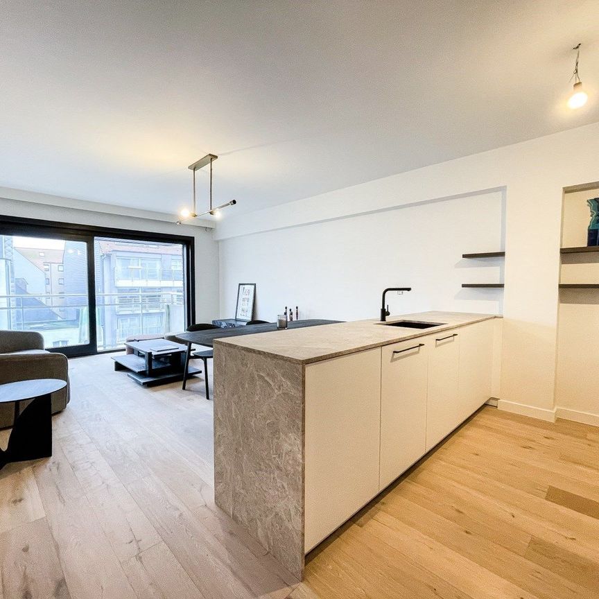 Mooi vernieuwd één slaapkamerappartement gelegen aan de zonnekant van de Lippenslaan. - Photo 1