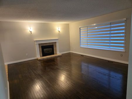 A Charming Home located in a Quiet Neighborhood with a Spacious Backyard - Photo 5