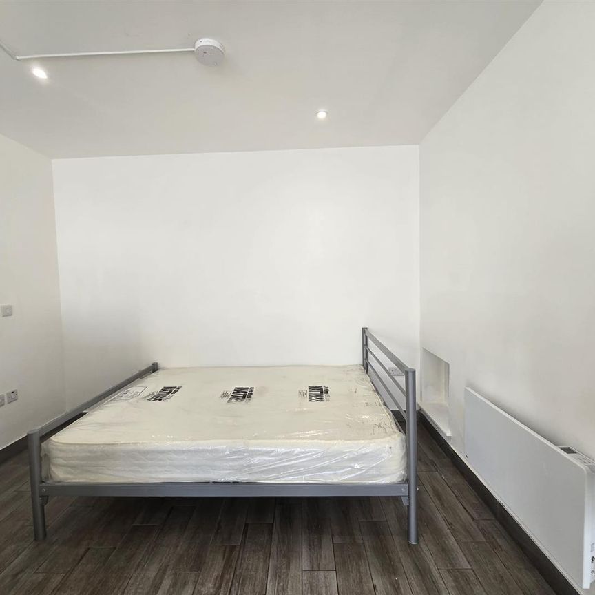 Selhurst Road, London SE25 - Photo 1