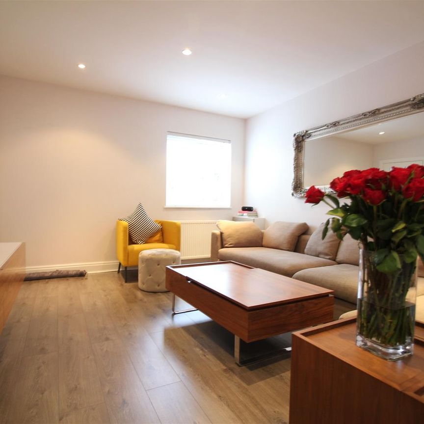 The Spur, Slough - Photo 1