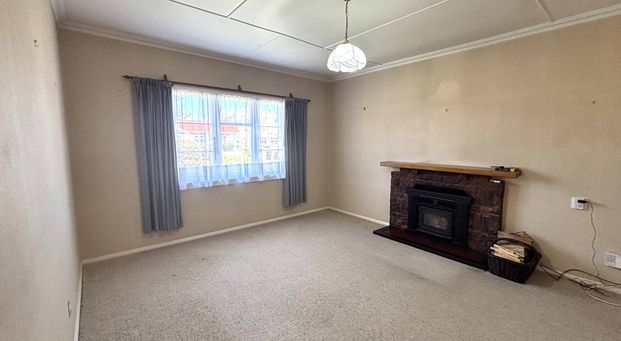 Low maintenance, close to town - Photo 1