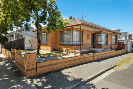 Contemporary 3-Bedroom Home with New Kitchen and Bathroom in Yarraville - Photo 4