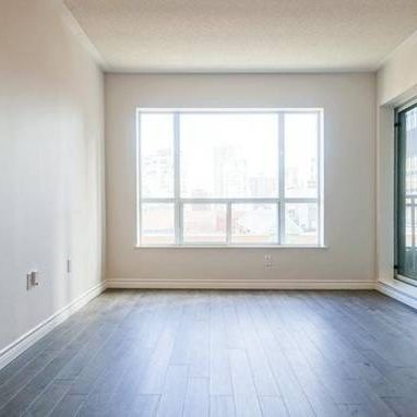 Bay St/Wellesley LARGE 1 bed 1 bath ALL UTILITIES included - Photo 1