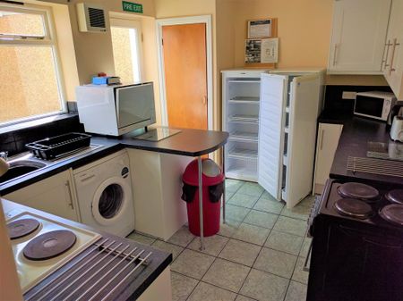 6 bedroom house to rent - Photo 2