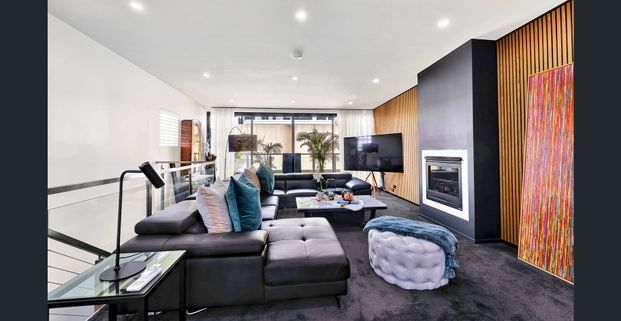 Rare warehouse style fully furnished residence in the heart of South Yarra - Photo 1