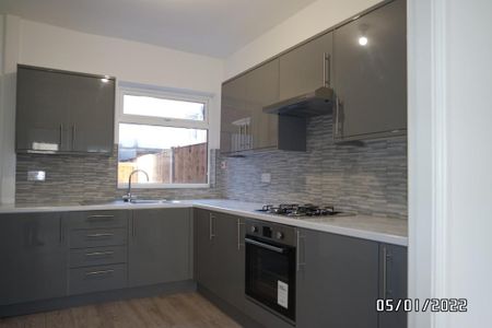 3 bedroom terraced house to rent - Photo 3