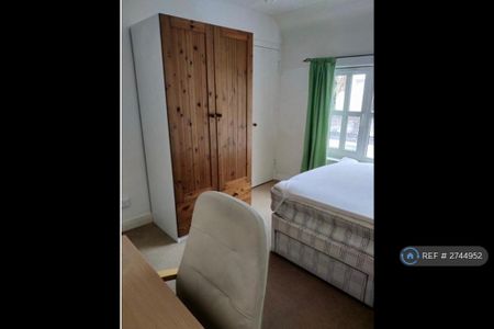 1 bedroom in a flat share to rent - Photo 2