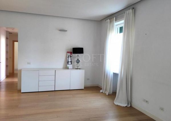 Parioli-Piazza delle Muse: Restored 3 bedroom, 3 Bath, spacious living, kitchen, balcony, near park, master bed & 2 single bedrooms. Ref 1045