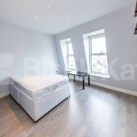 2 bedroom property for 2 sharers with balcony in Dalston - Photo 1