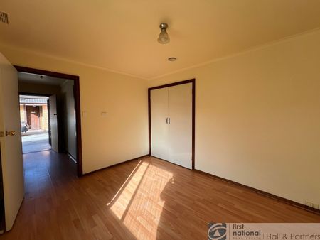 SPACIOUS THREE-BEDROOM UNIT IN PRIME LOCATION! - Photo 3