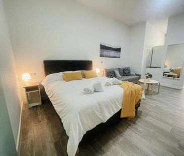 Calle Perdiguera, Málaga, Andalusia 29003 - Photo 1