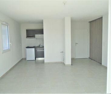 Location Appartement 2 pièces 44m² LE CANNET DES MAURES 83340 - Photo 3