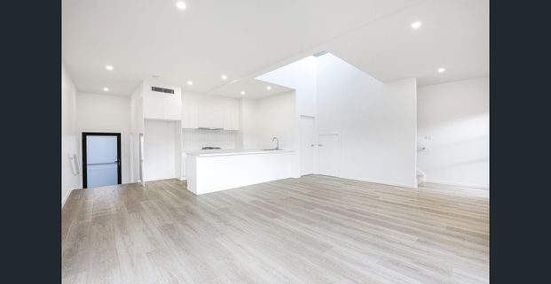 Brand New Three-Storey Townhouse in Fairy Meadow - Photo 1