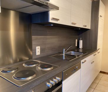 Ruim, lichtrijk appartement in het centrum van Sint-Eloois-Winkel - Photo 2