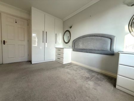 2 Bedroom Flat / Apartment - Station Road, Netley Abbey - Photo 4