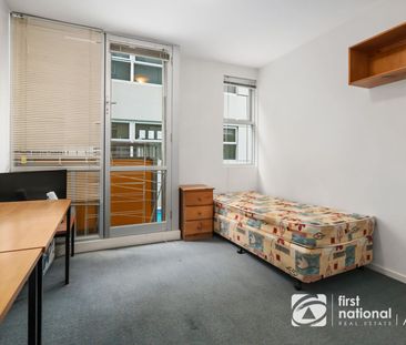 FULLY FURNISHED, NEAR RMIT & MELBOURNE UNI - Photo 1