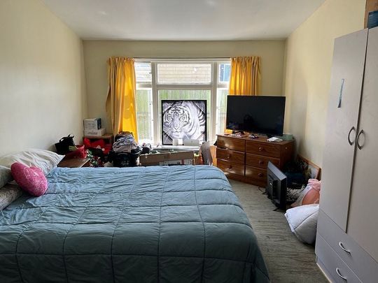 An old house with new shower, new aircon - Photo 1