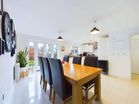 Trinity Circle, High Wycombe, Buckinghamshire, HP11 - Photo 3