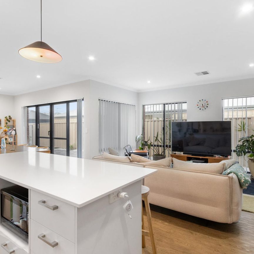 MODERN IMPRESSIVE FAMILY HOME - ENJOY THE BEACH LIFE - Photo 1