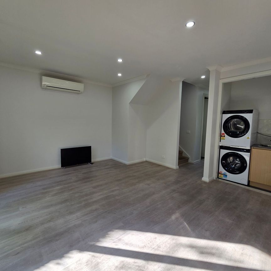 Partly Furnished Townhouse Walking Distance to Monash Uni - Photo 1