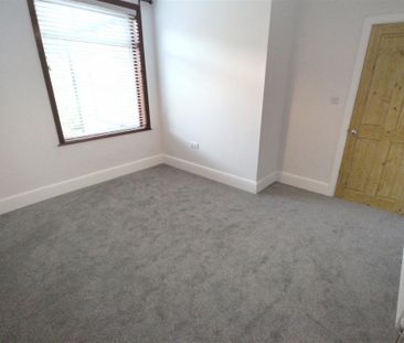 3 Bedroom House - Mid Terrace To Let - Photo 5