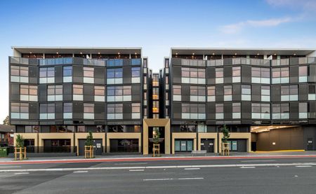 Luxury Oversized 3-Bedroom Residences with Water Outlooks & Double Parking - Photo 5