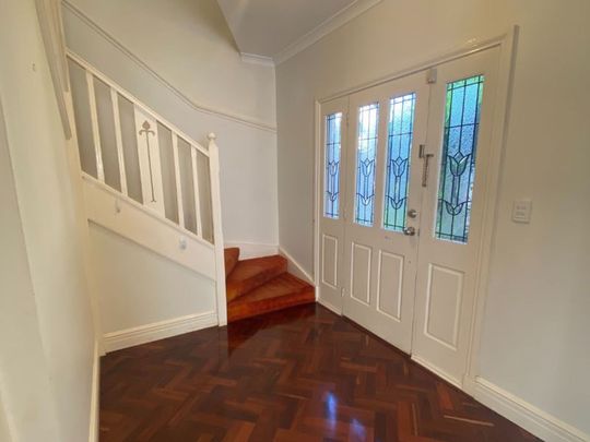 Beautiful Home&comma; Great Location&excl; - Photo 1