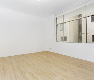 MODERN APARTMENT IN CENTRAL LOCATION - Photo 2