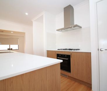 BRAND NEW CONTEMPORARY BUILT - Photo 4