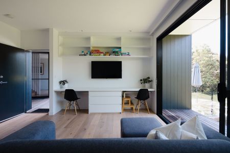 Architecturally Designed 5 Bedroom Home With Infinity Pool - Photo 3