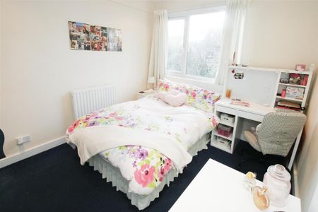 5 bedroom semi-detached house to rent - Photo 2