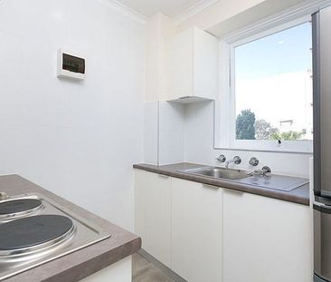 Gorgeous, Top Floor Studio Apartment with Parking and Views! - Photo 2