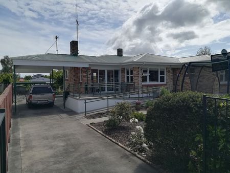 Sunny house with large section in central location - Photo 2