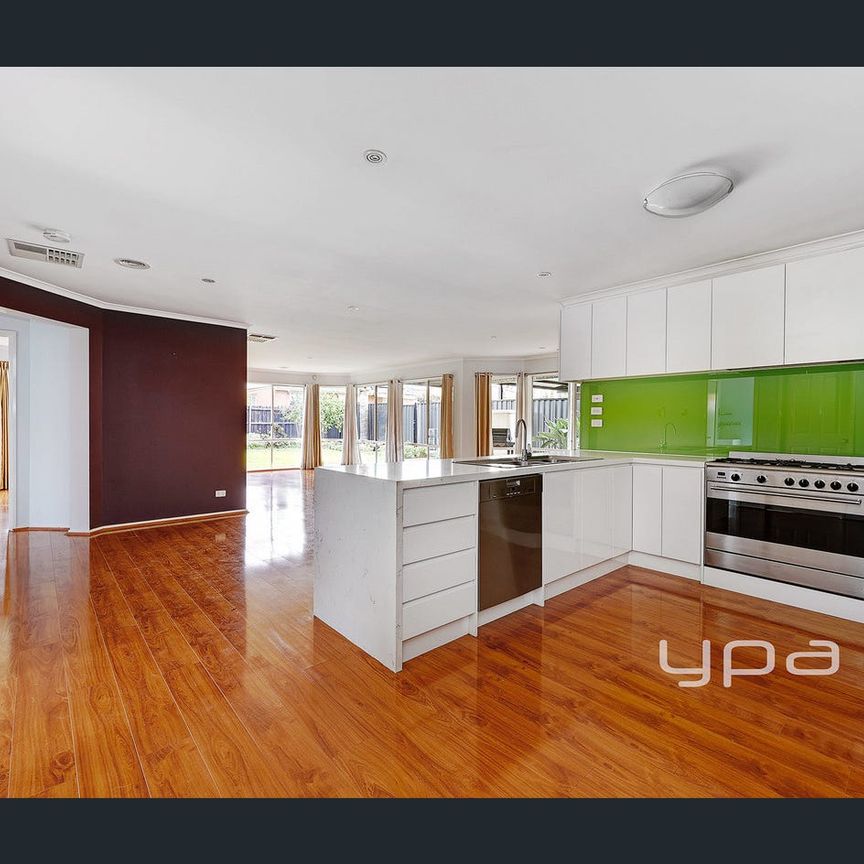 Stylish and Spacious Family Home in a Prime Location! - Photo 1