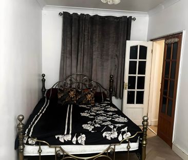 Guide Price £1,000 pcm - Available Now - Part Furnished - Photo 3
