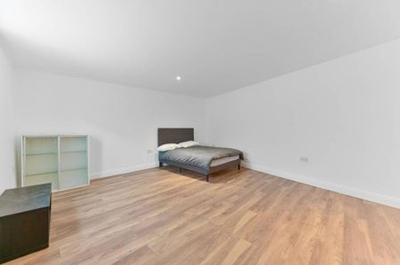 End of terrace house to rent - Photo 2