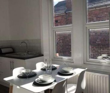 1 bedroom in a flat share to rent - Photo 4