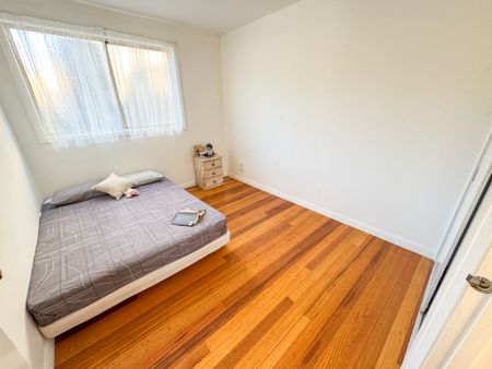 MELBOURNE CITY VIEW TWO BEDROOM APARTMENT. - Photo 3