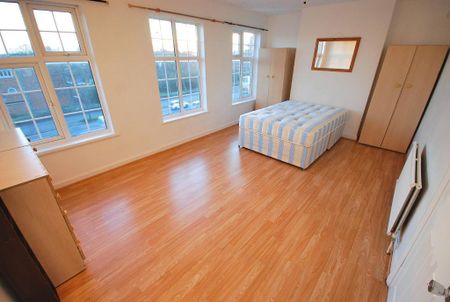 3 bedroom flat to rent - Photo 5