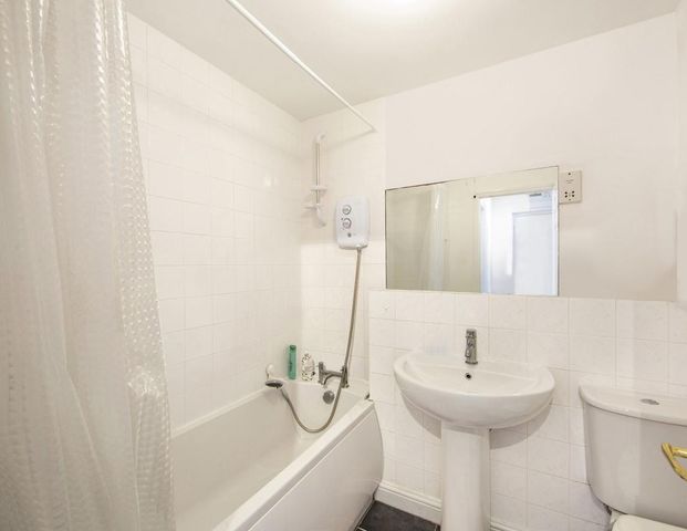 1 bedroom flat in Winery Lane - Photo 1