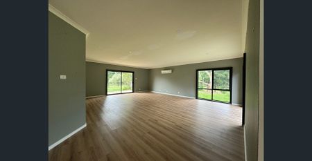 Country living with urban elegance: 4-acre retreat in Macedon Ranges - Photo 2