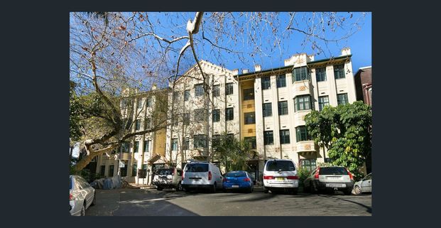 Light Filled Luxury Apartment – Perfect Location - Photo 1