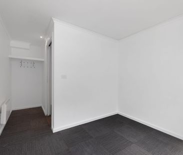 Spacious & modern townhouse - Photo 3