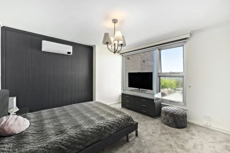 Elegant Garden Residence with Northerly Views in Toorak's Prestigious River Precinct - Partially Furnished - Photo 3