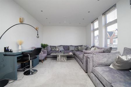 4 bedroom flat to rent - Photo 2