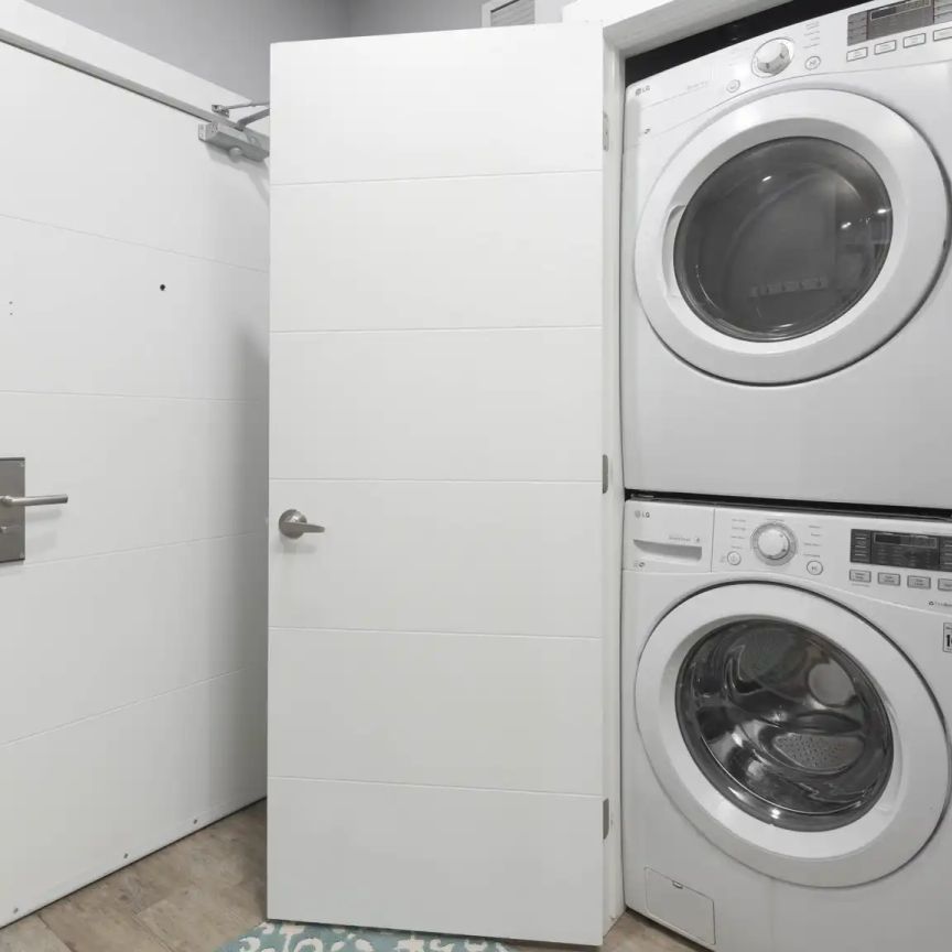 Metro 1827 — Beautiful 2 Bedroom Suite (Furnished) - Photo 1