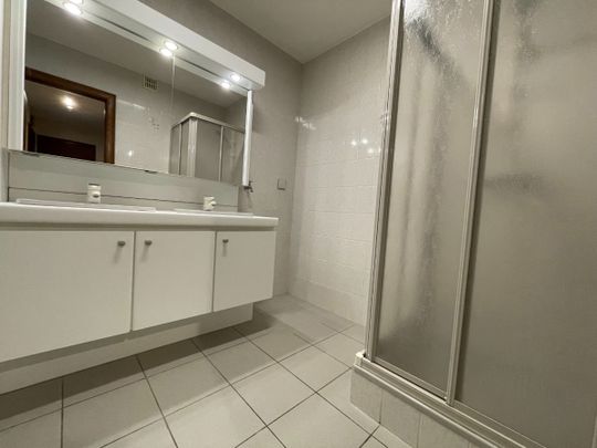 Twee slaapkamer appartement + garage - Photo 1