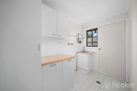 Stylish 4 Bedroom Jerrabomberra House - Photo 4