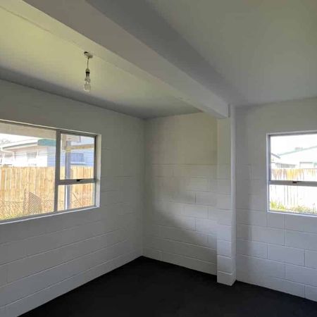 6 Bedroom Home in Hillcrest - Upstairs/Downstairs - Photo 4