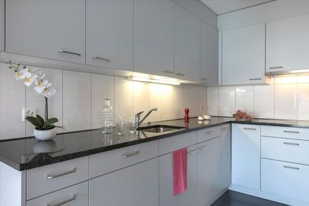 Un village animé avec une liaison ferroviaire - Foto 4